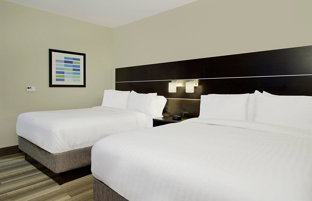 Четырёхместный люкс Holiday Inn Express & Suites - Brookshire - Katy Freeway, an IHG Hotel