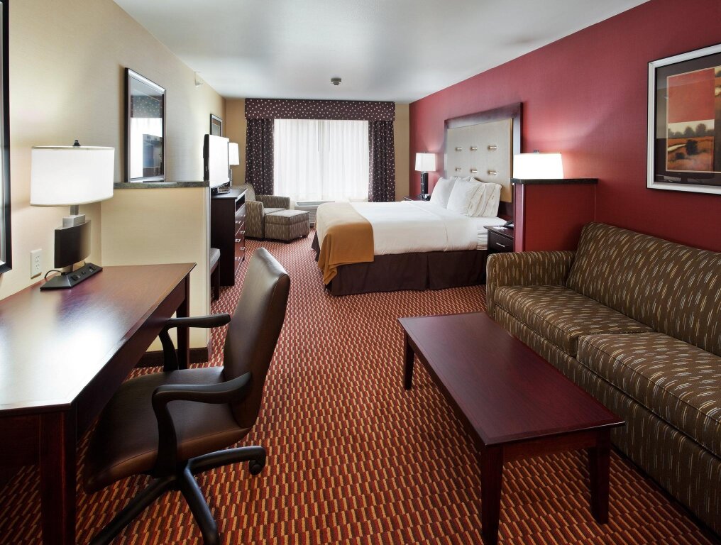 Люкс c 1 комнатой Holiday Inn Express and Suites Great Falls, an IHG Hotel