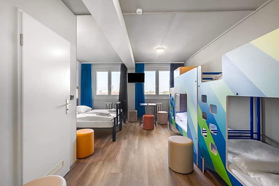 Кровать в общем номере с 6 комнатами a&o Dresden Hauptbahnhof