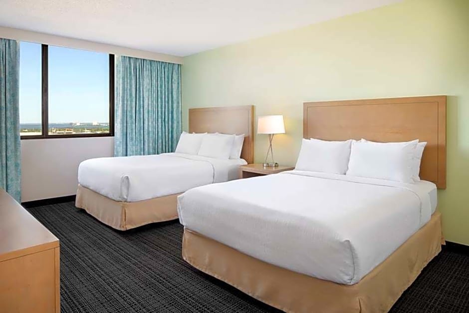 Четырёхместный люкс с 2 комнатами с видом на залив Embassy Suites by Hilton Tampa Airport Westshore