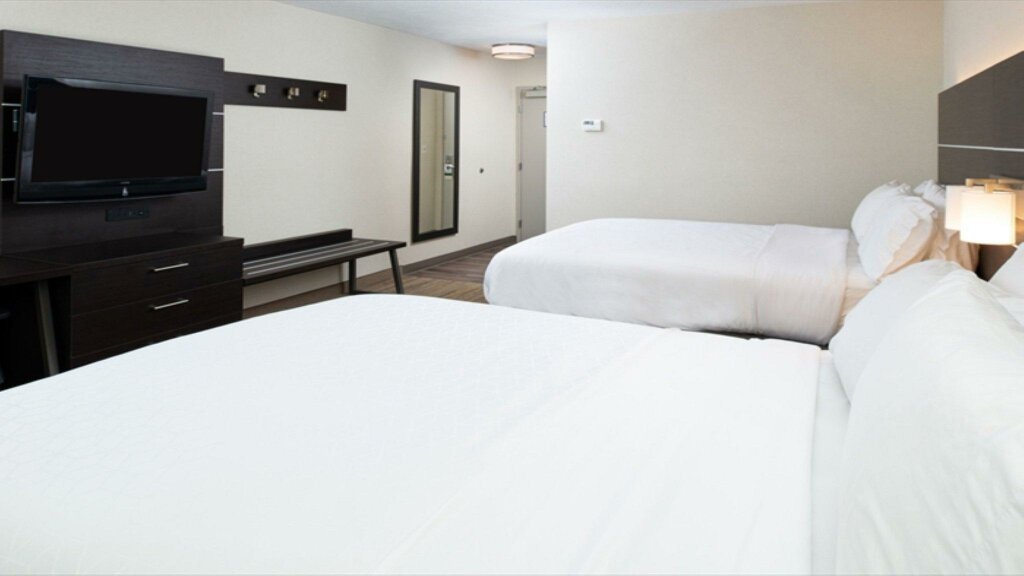 Standard Quadruple room Holiday Inn Express Cincinnati West, an IHG Hotel