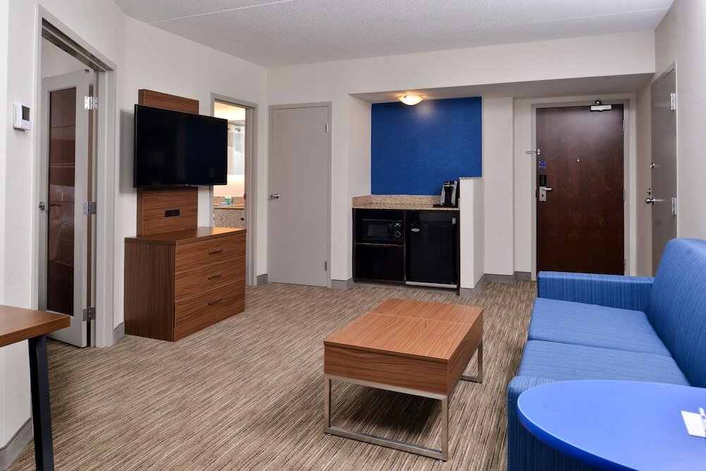 Люкс c 1 комнатой Holiday Inn Express & Suites Buffalo Downtown, an IHG Hotel