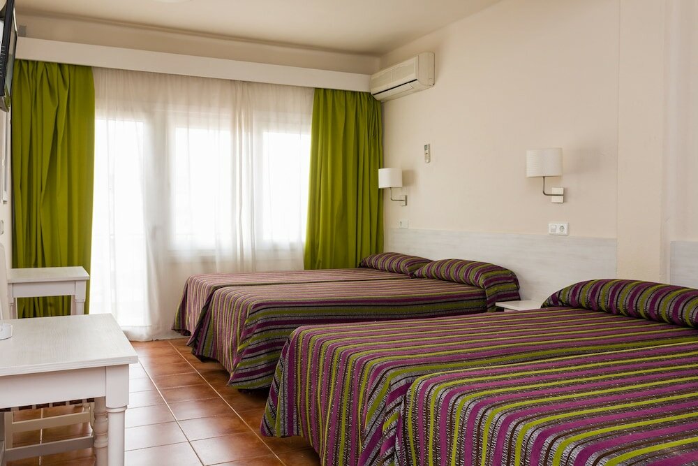 Standard Quadruple room with balcony Hostal Sol y Miel