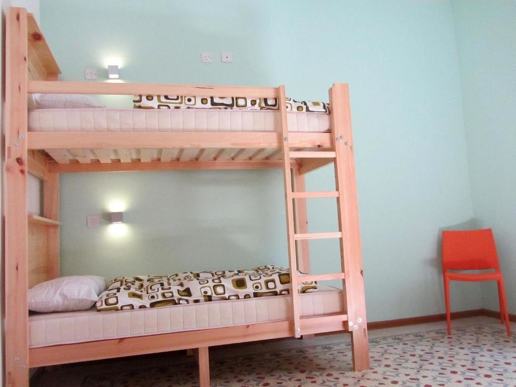 Кровать в общем номере Corner Hostel