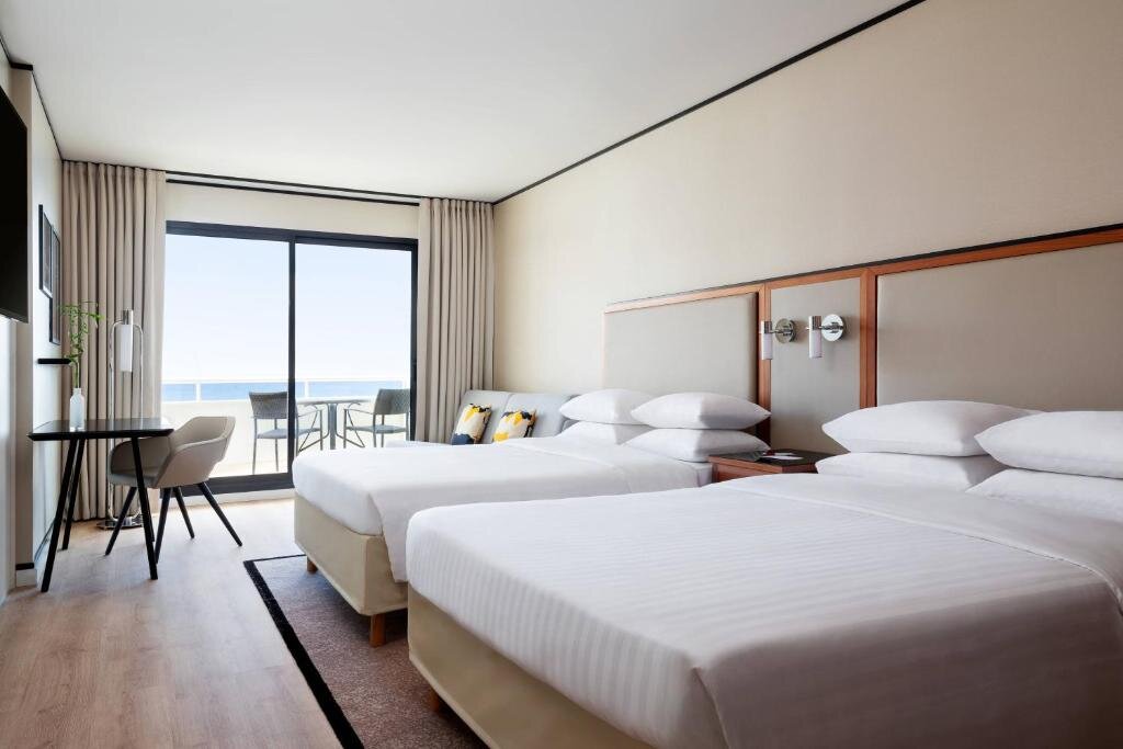 Семейный номер Standard с балконом и с видом на море Riviera Marriott Hotel La Porte De Monaco