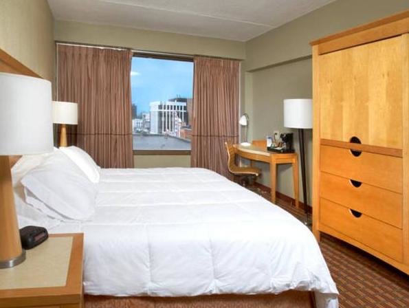 Cama en dormitorio compartido The Avalon Hotel and Conference Center