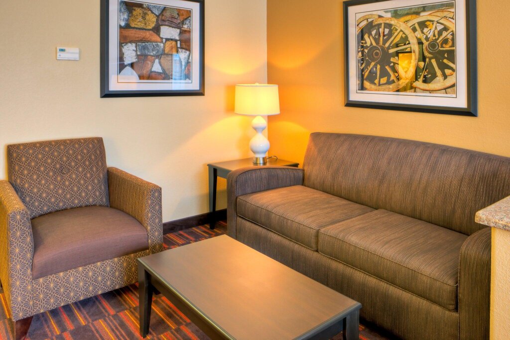 Vierer Suite Holiday Inn Express and Suites Granbury, an IHG Hotel