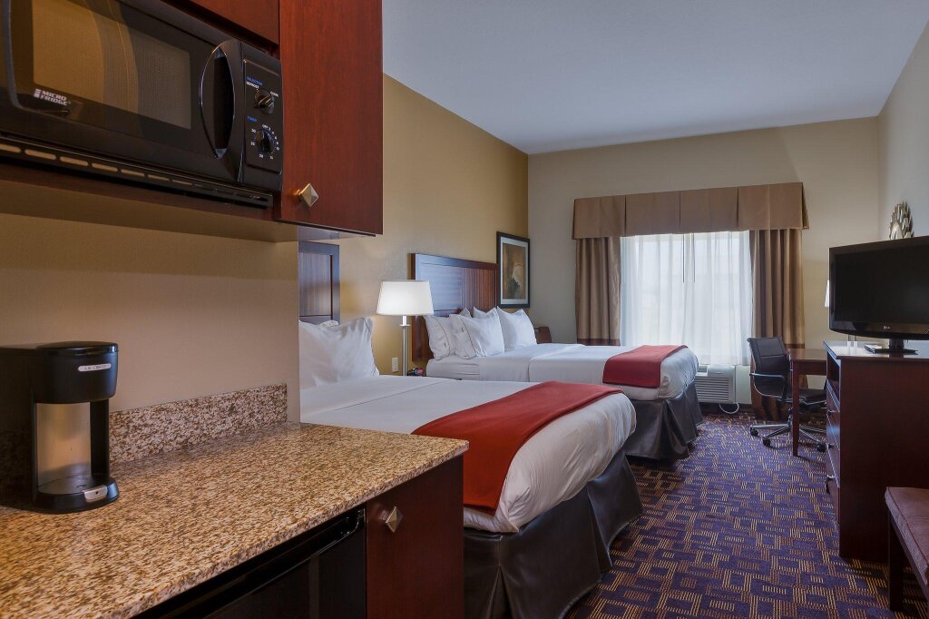 Двухместный номер Standard Holiday Inn Express Hotel & Suites Salina, an IHG Hotel