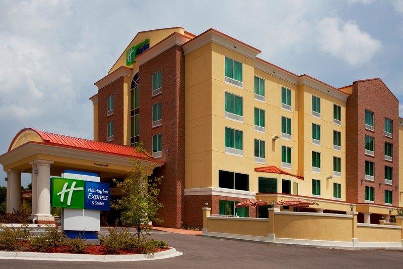 Кровать в общем номере Holiday Inn Express Hotel & Suites Chaffee - Jacksonville West, an IHG Hotel