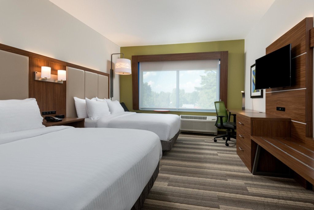 Четырёхместный номер Standard Holiday Inn Express Queensbury-Lake George Area, an IHG Hotel
