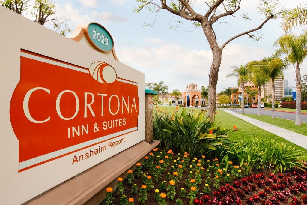 Кровать в общем номере Cortona Inn and Suites Anaheim Resort