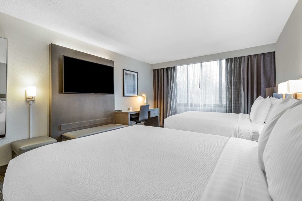 Четырёхместный номер Standard Best Western Premier Rockville Hotel & Suites