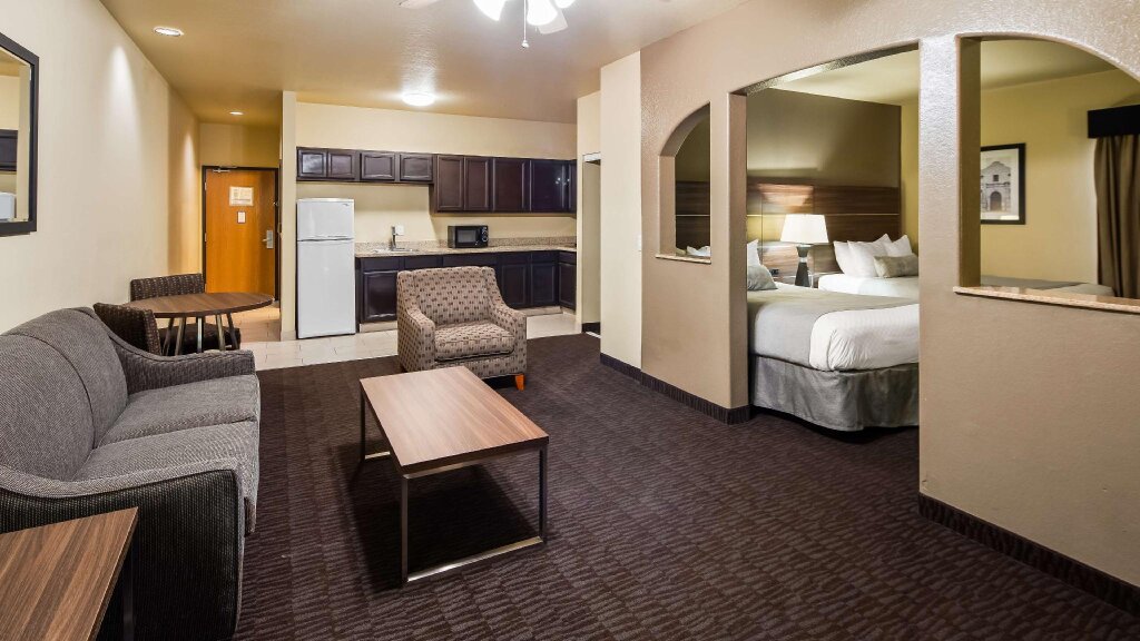 Deluxe Quadruple room Best Western Plus Hill Country Suites - San Antonio