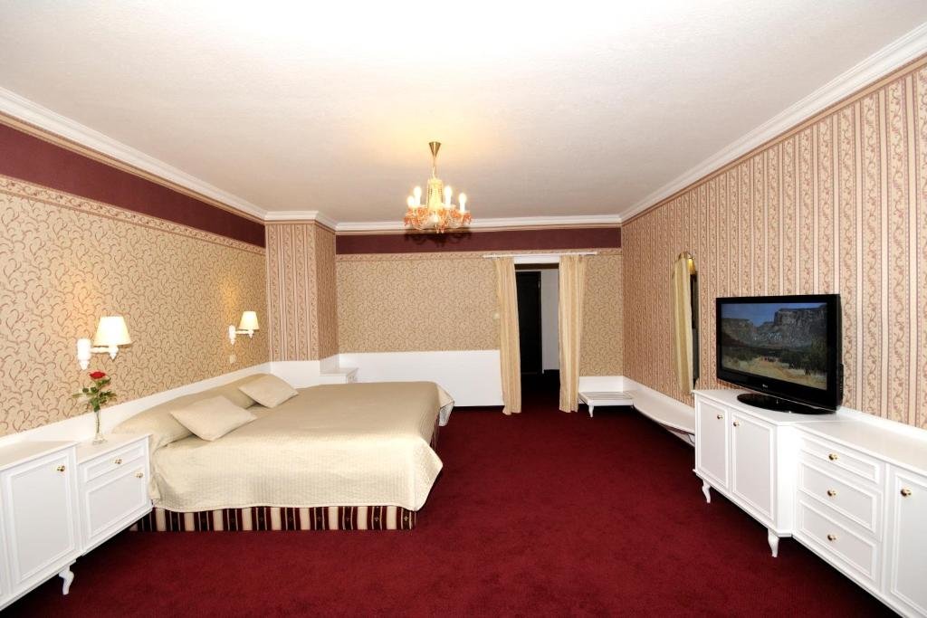 Полулюкс Deluxe Hotel Ostrov