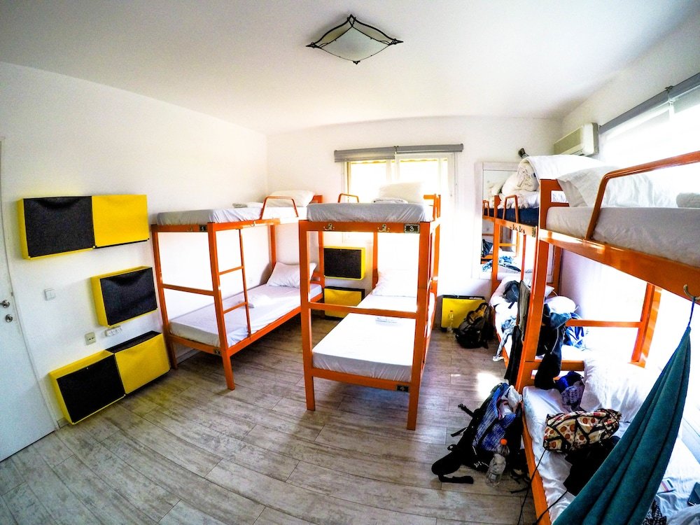 Кровать в общем номере с видом на горы Dead Sea Adventure Hostel