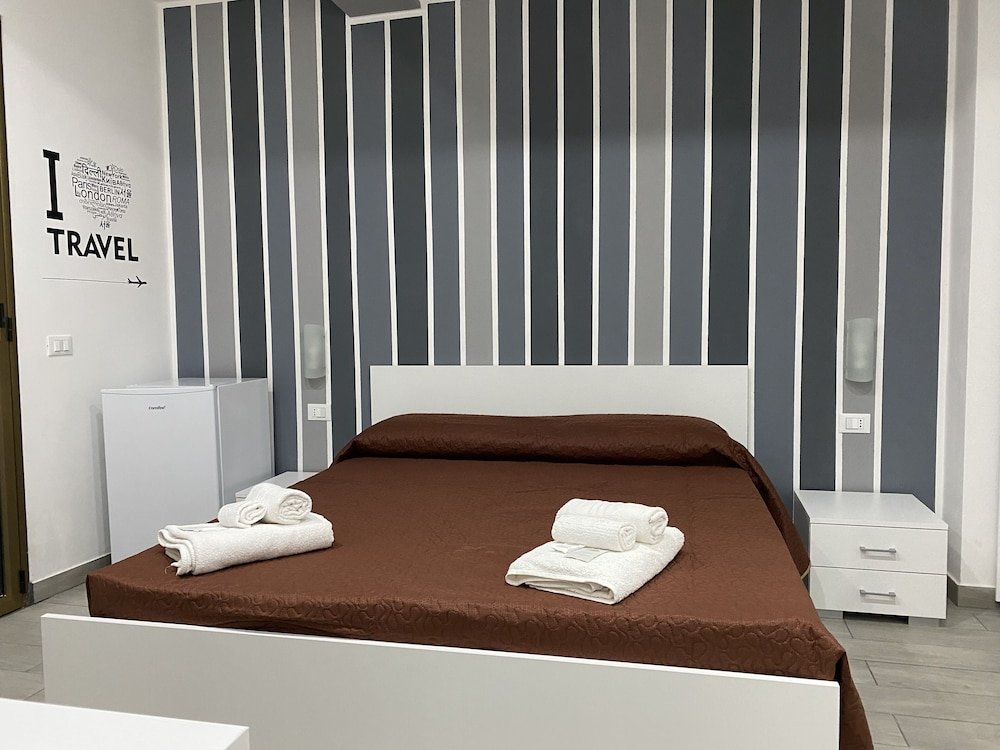 1 Bedroom Economy Triple room IN CENTRO ROOMS Vicino Cefalù SELF-CHEK-IN