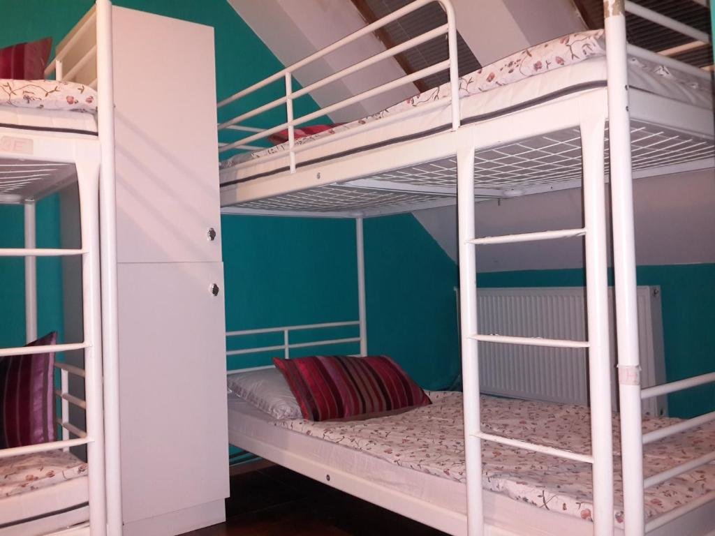 Кровать в общем номере (женский номер) Backpacker Hostel