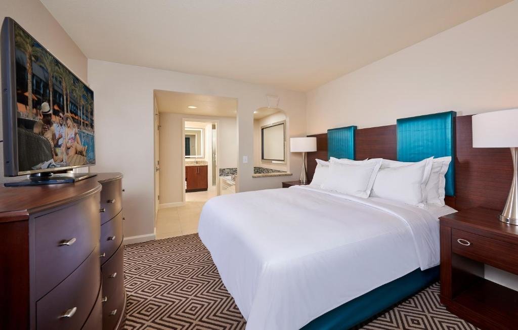 Люкс с диваном-кроватью с 2 комнатами Hilton Grand Vacations Club Paradise Las Vegas
