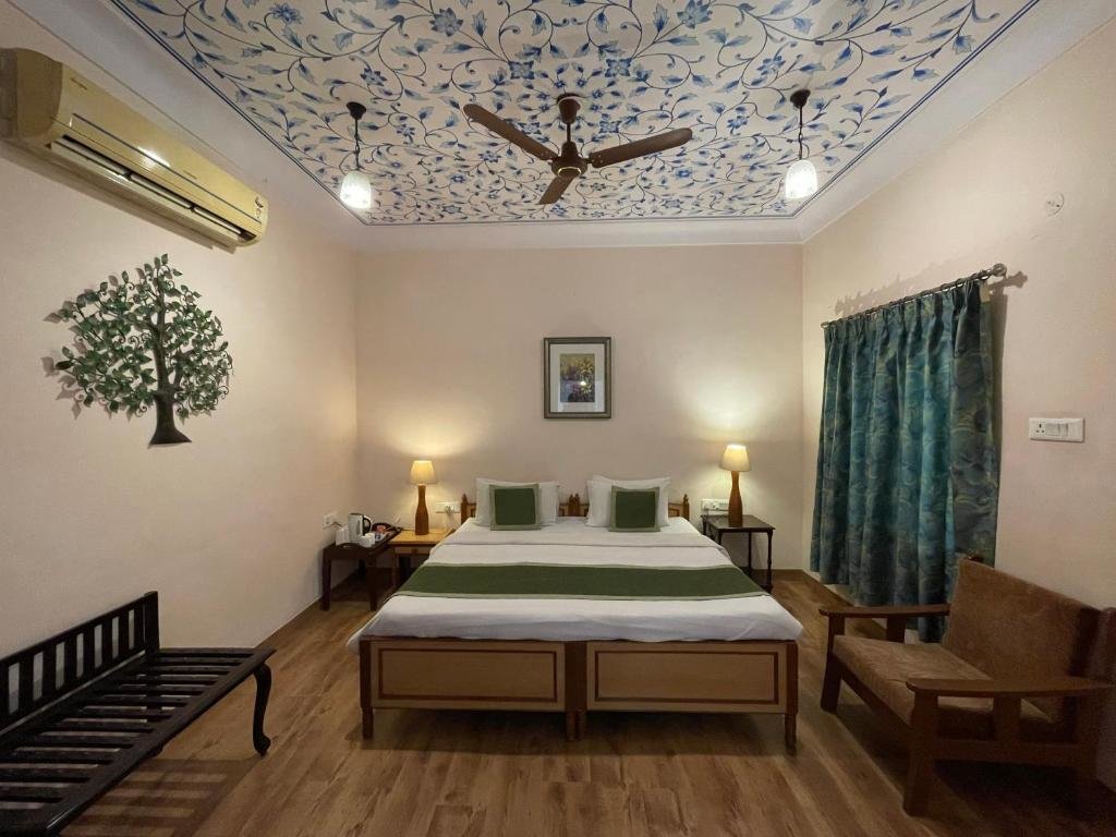 Двухместный номер Deluxe с балконом Suryaa Villa Jaipur - A Boutique Heritage Haveli