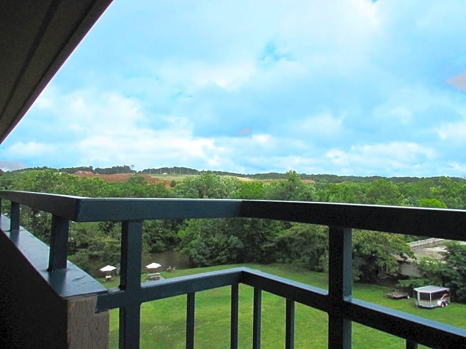 Четырёхместный номер Superior с балконом и с видом на горы Arbors at Island Landing Hotel & Suites