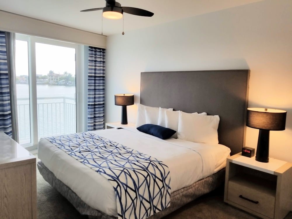 Suite 2 dormitorios con balcón Provident Oceana Beachfront Suites