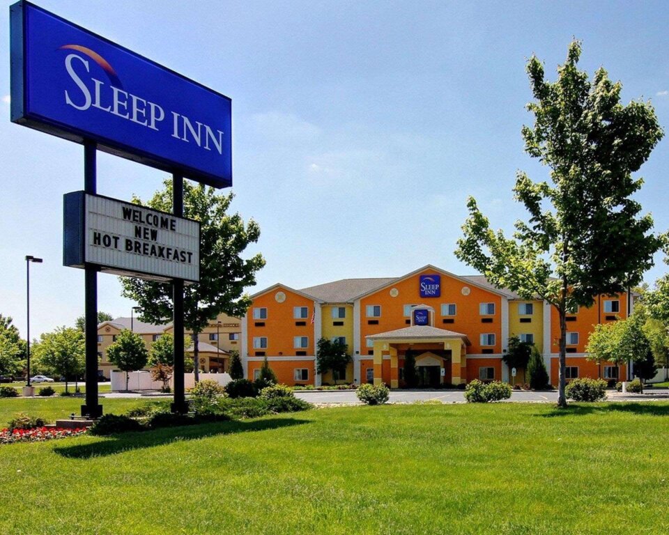 Кровать в общем номере Sleep Inn South Bend Airport