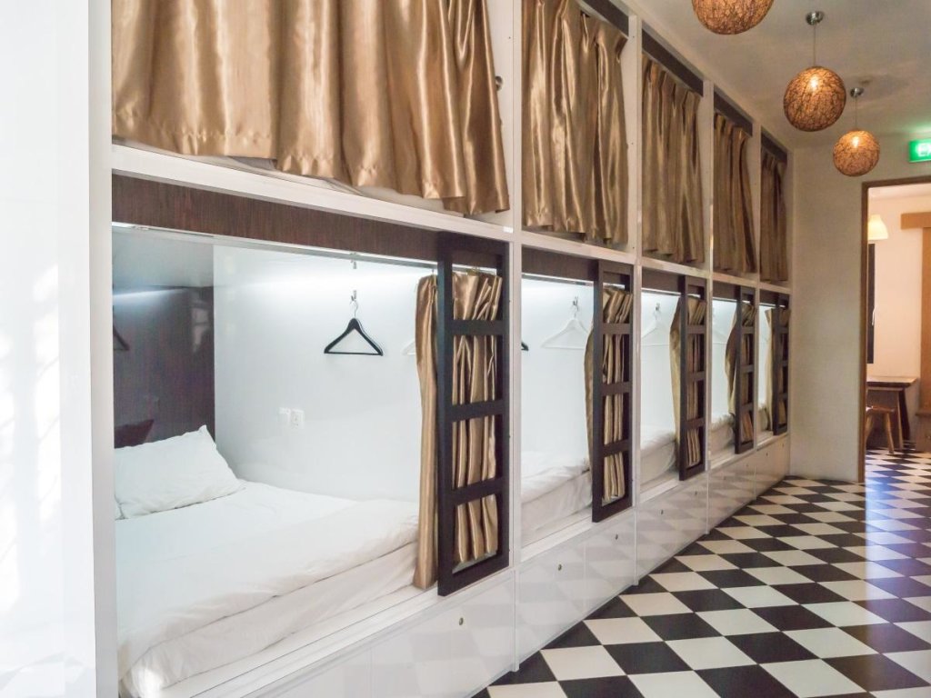 Кровать в общем номере Vintage Inn Boutique Capsule @ Little India