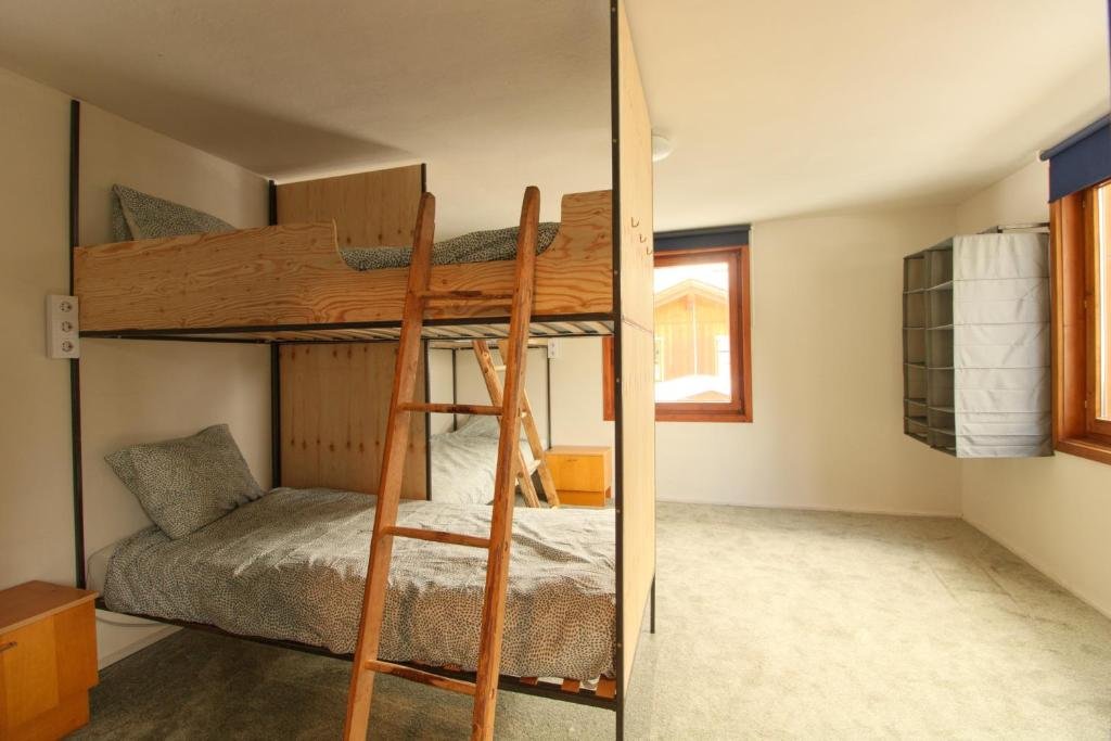 Кровать в общем номере Backyard Mountain Hostel