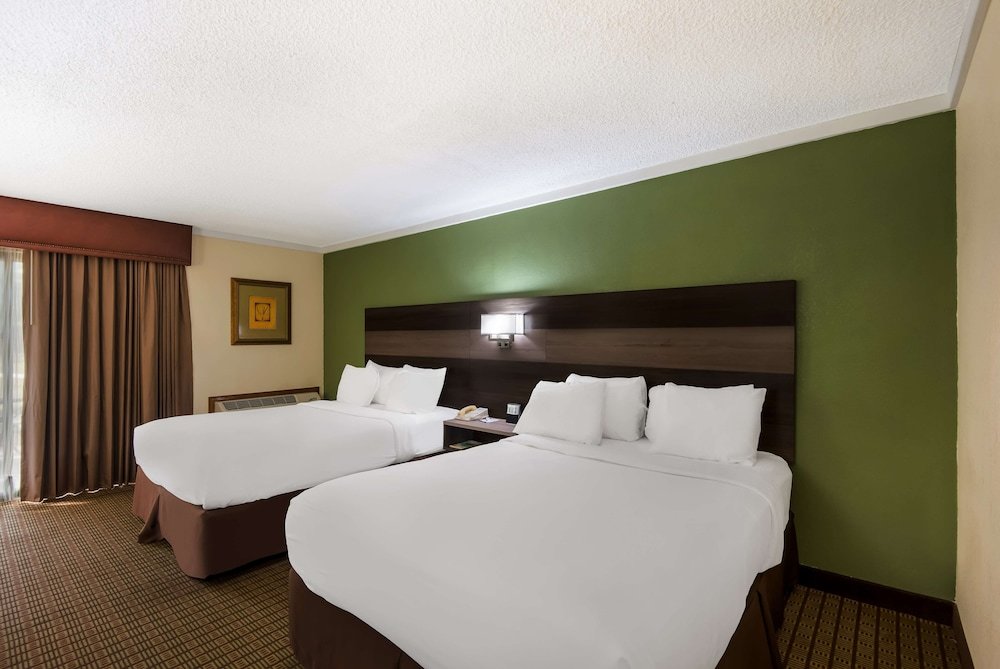 Standard quadruple chambre sous-sol Best Western Prairie Inn & Conference Center