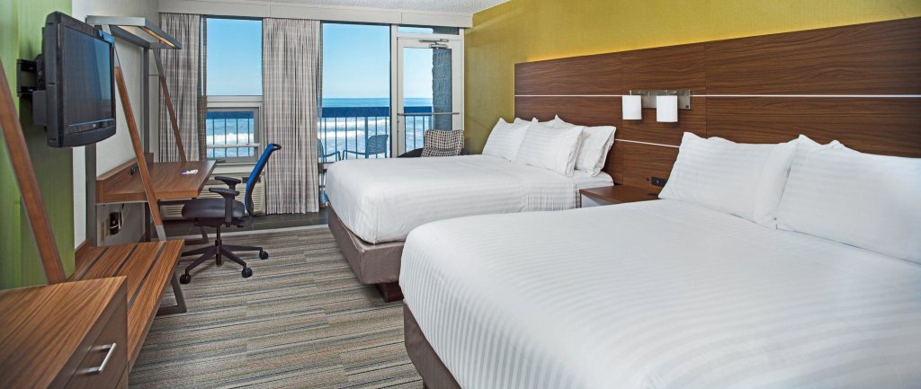 Четырёхместный номер Standard с видом на улицу Holiday Inn Express Nags Head Oceanfront, an IHG Hotel