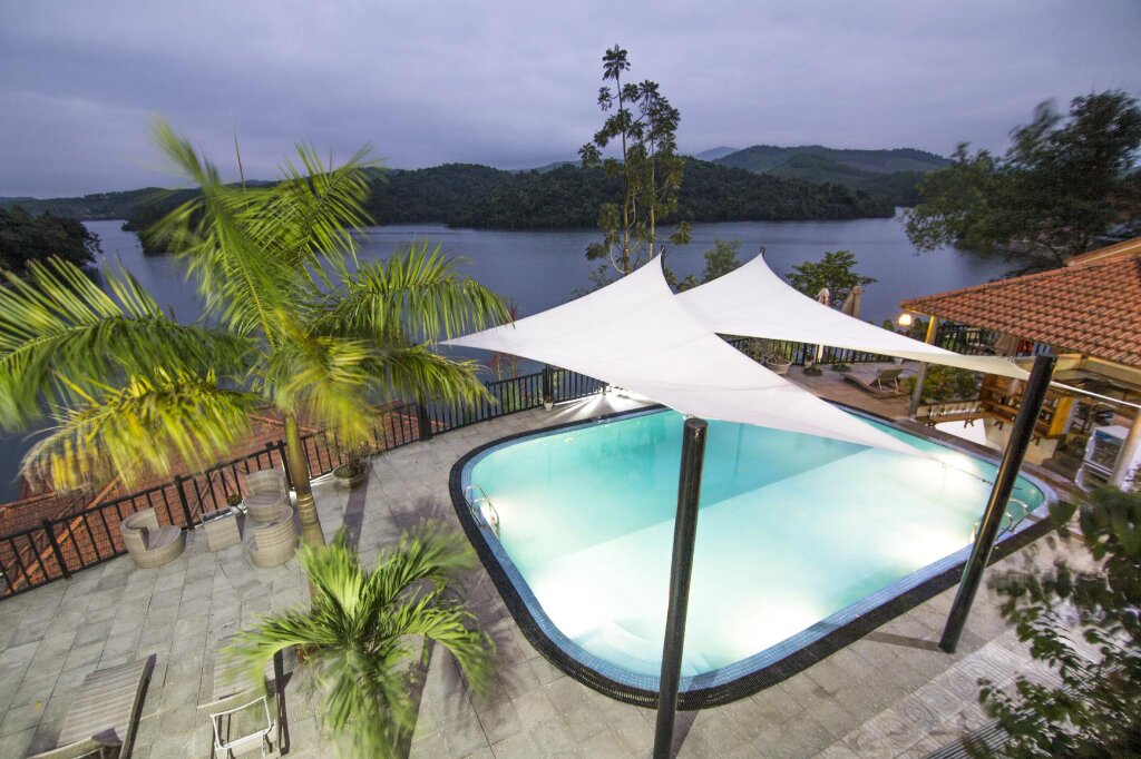 Кровать в общем номере Phong Nha Lake House Resort