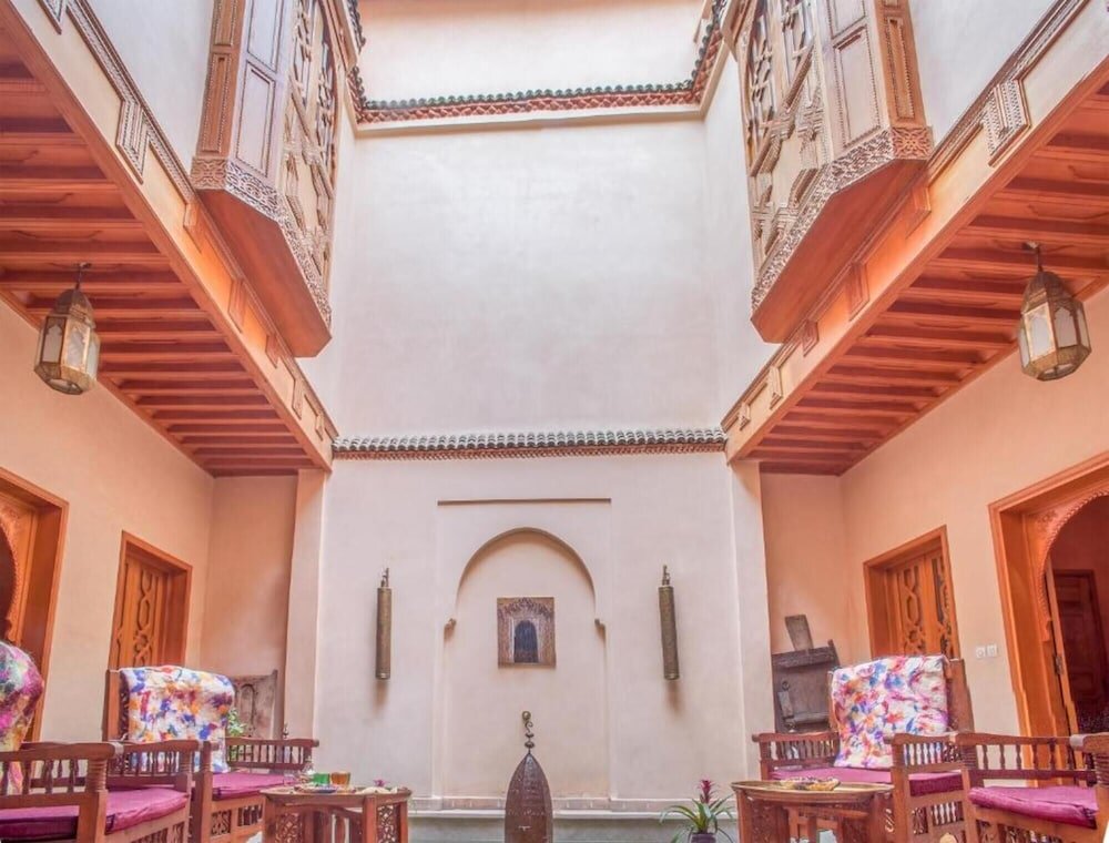 Bett im Wohnheim Riad Lakouas, Authentic Santal Room Situe a Marrakech No001