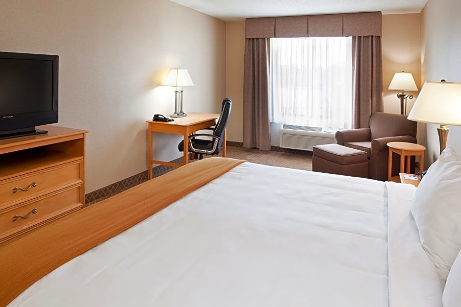 Четырёхместный люкс с 2 комнатами Holiday Inn Express Hotel & Suites Chesterfield - Selfridge Area, an IHG Hotel