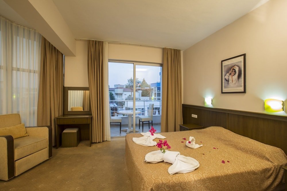 Standard triple chambre avec balcon Botanik Felizya Hotel