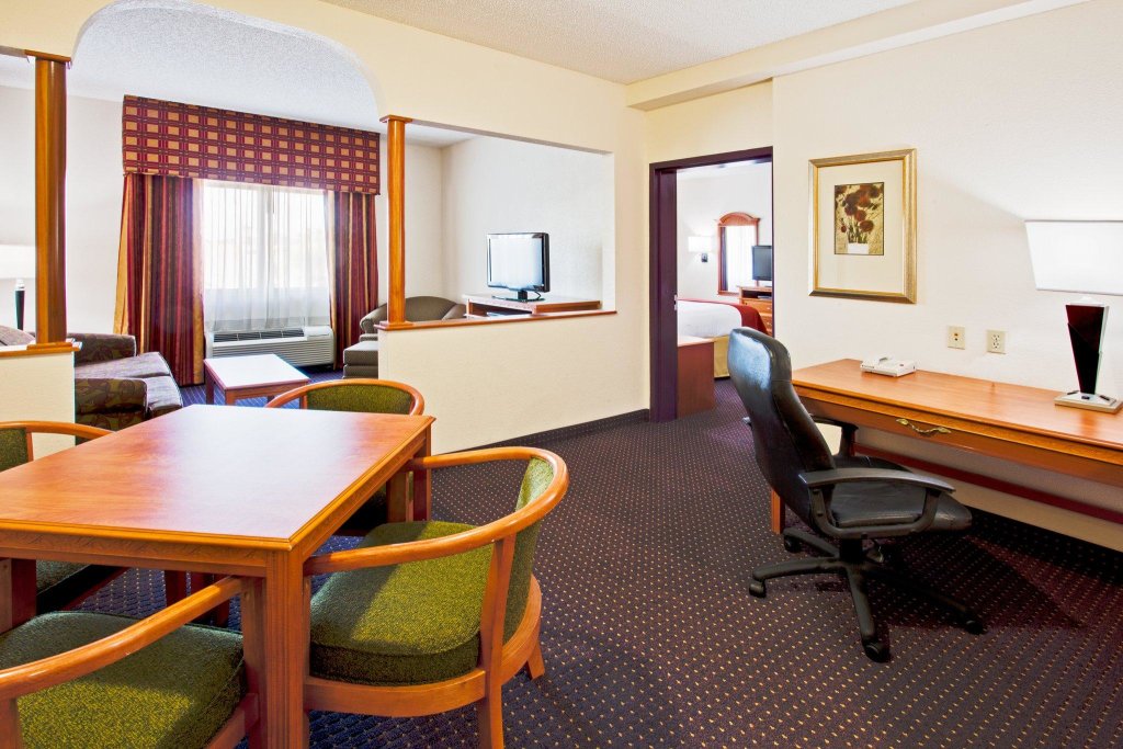 Люкс c 1 комнатой Holiday Inn Express and Suites Fort Lauderdale Airport West, an IHG Hotel