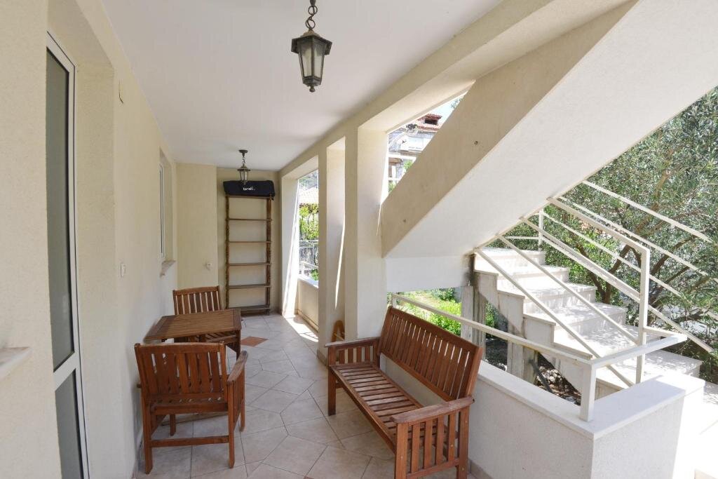 1 Bedroom Apartment with balcony and with garden view Villa Elly