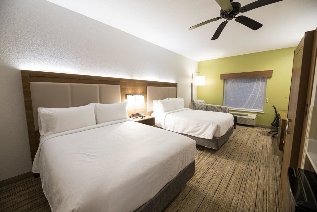 Camera quadrupla Standard Holiday Inn Express Hotel & Suites Clinton, an IHG Hotel