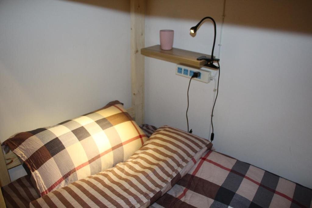 Кровать в общем номере (мужской номер) Zhangjiajie Cloud Youth Hostel