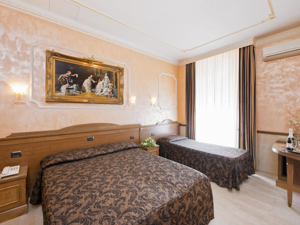 Трёхместный номер Standard Hotel Marco Polo Rome