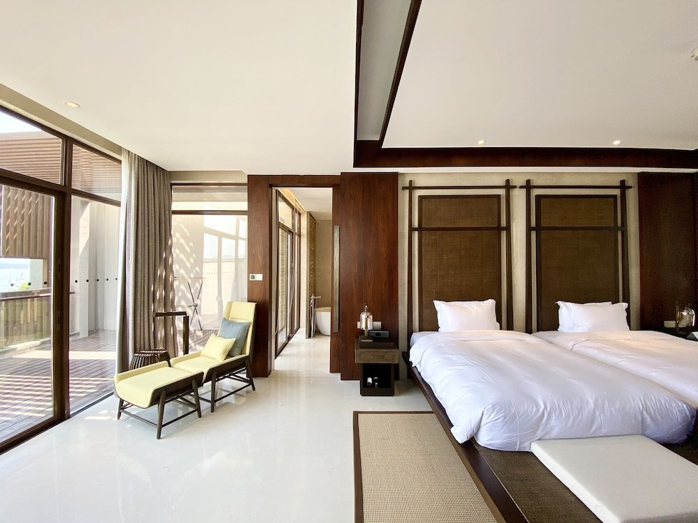 Deluxe room with balcony Lushan West Sea Resort, Curio Collection by Hilton