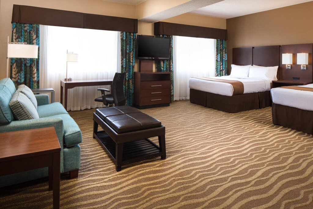 Четырёхместный номер Standard Holiday Inn Hotel & Suites Overland Park-West, an IHG Hotel