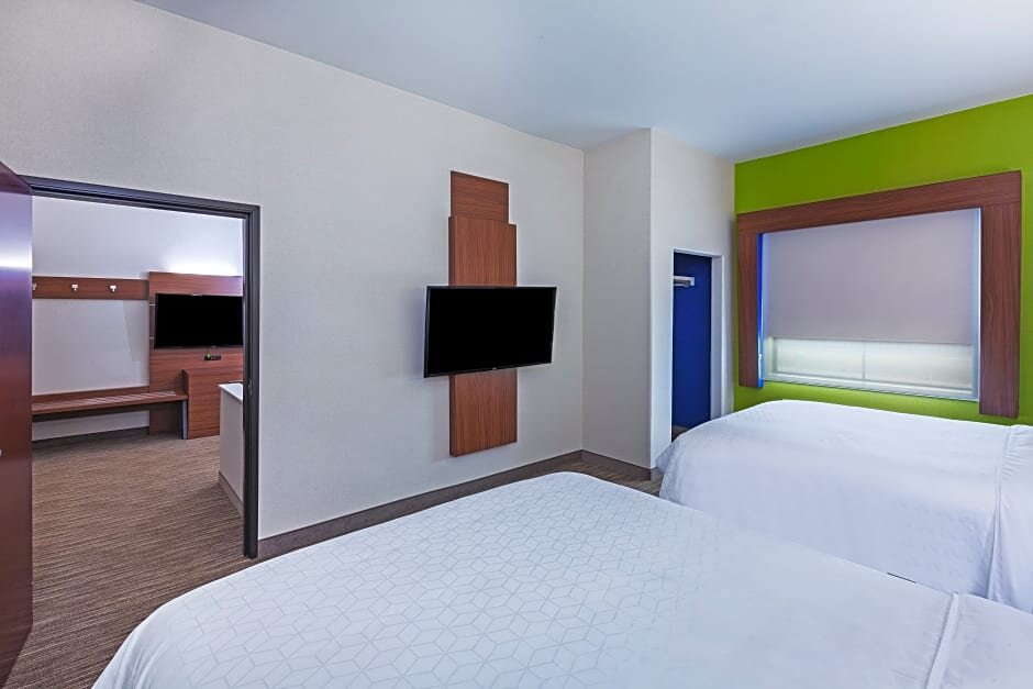 Четырёхместный люкс с 2 комнатами Holiday Inn Express & Suites Longview South I-20, an IHG Hotel