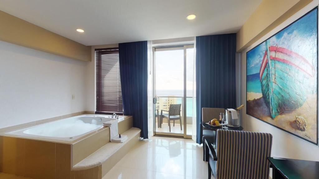 Двухместный люкс Gran Master Seadust Cancun Family Resort