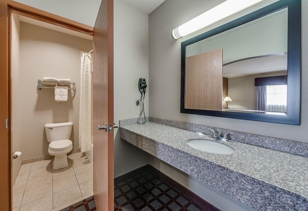 Четырёхместный номер Standard с балконом Executive Inn & Suites Cushing