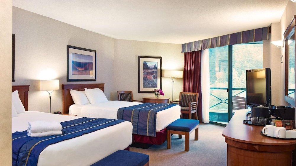 Standard Double room with balcony and with mountain view Harrison Hot Springs Resort & Spa