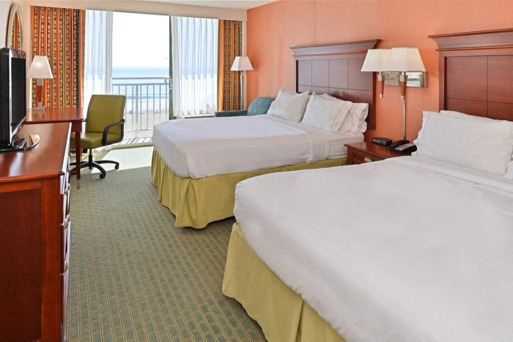 Четырёхместный номер Standard Holiday Inn Express Hotel & Suites Virginia Beach Oceanfront, an IHG Hotel