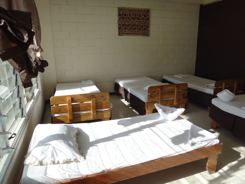 Кровать в общем номере Pasefika Inn