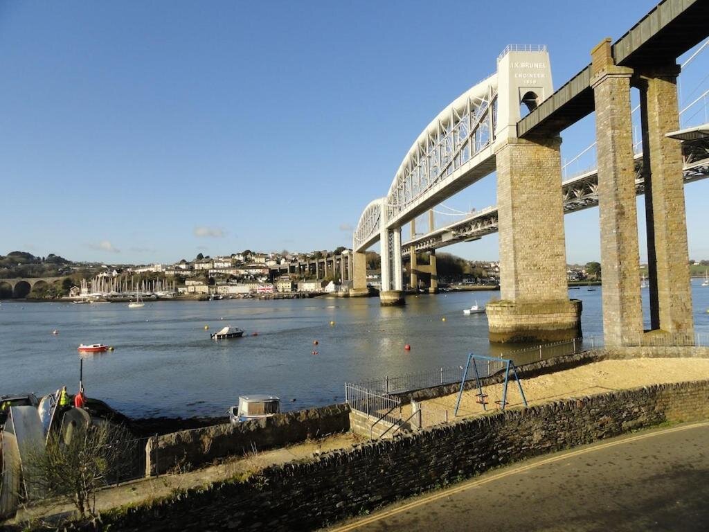 Hütte 4 bed spacious modern townhouse with spectacular views over the river tamar