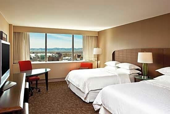 Четырёхместный номер Standard с видом на горы Sheraton Denver Downtown Hotel