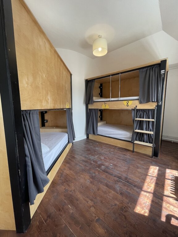 Кровать в общем номере Leevin Hostel George
